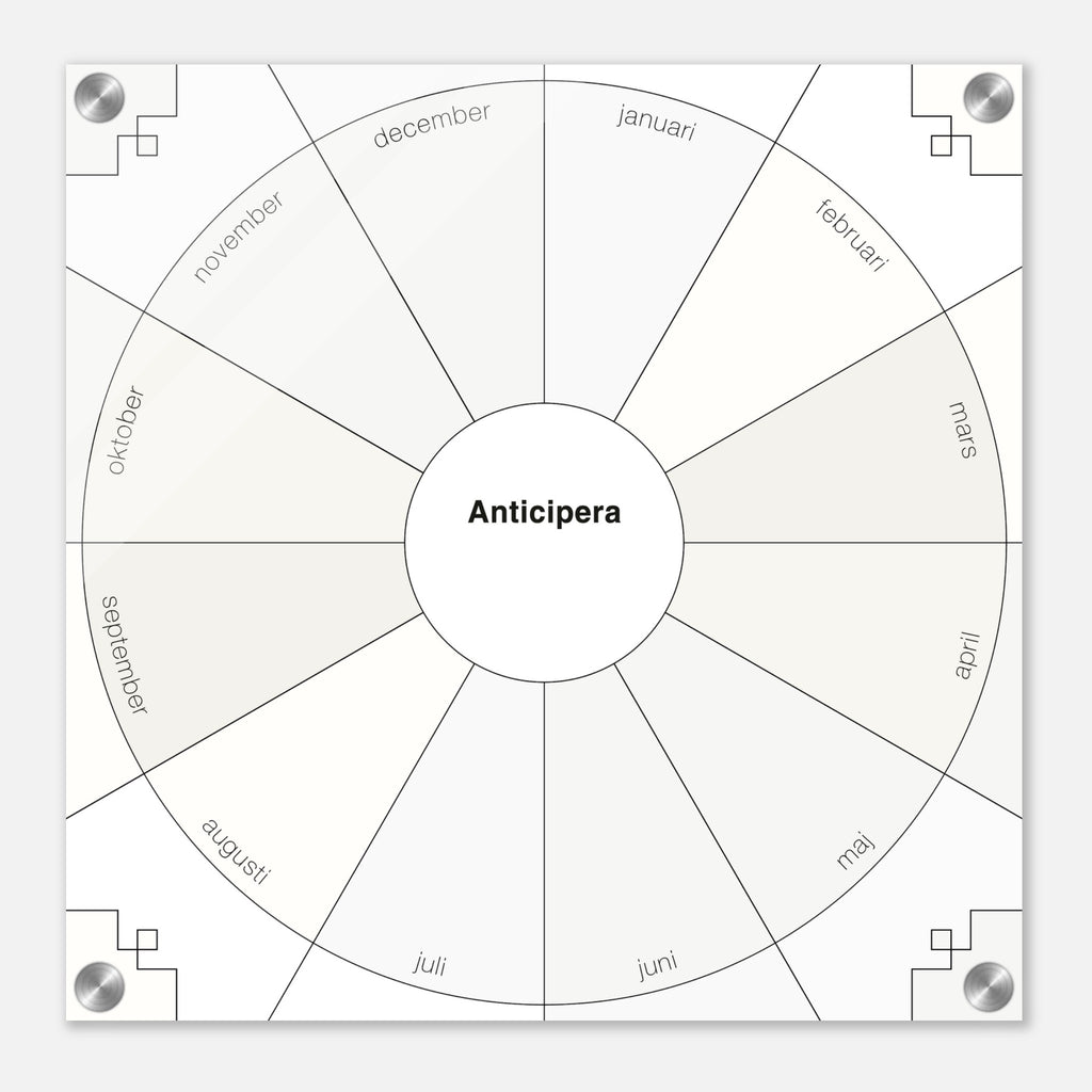 Evighetsplanerare årshjul i vita toner. I mitten av det geometriska årshjulet står det Anticipera.