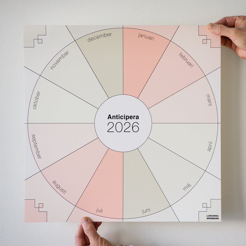 Två händer håller Anticipera Väggplanerare i stilen Elin, i färgerna gråbeige, offwhite och gammelrosa i olika ljushet, mot en vit vägg. 